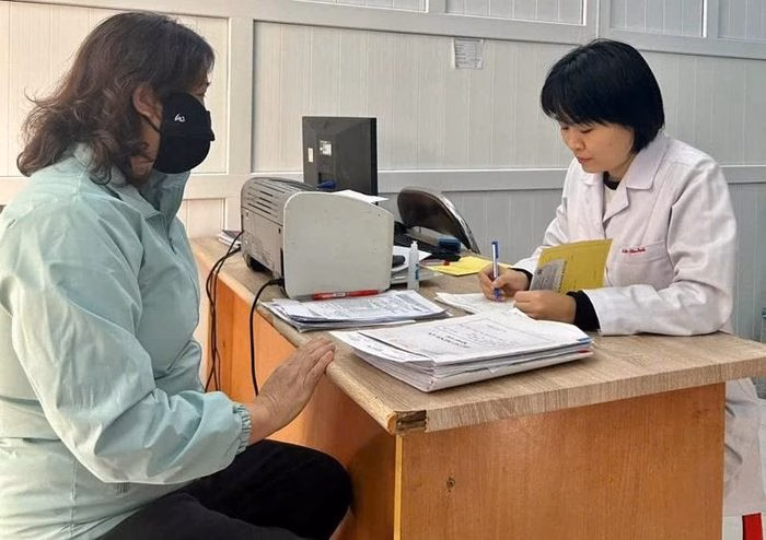 Bác sĩ Hà Thị Vân Anh, Bệnh viện Tâm thần Thanh Hóa tiếp nhận hồ sơ và thăm khám cho người bệnh.