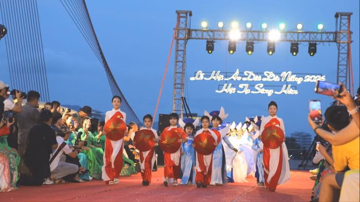 Sắc màu hòa bình lan tỏa trong những thiết kế đầy tính nhân văn của nhà thiết kế Nhật Thực.