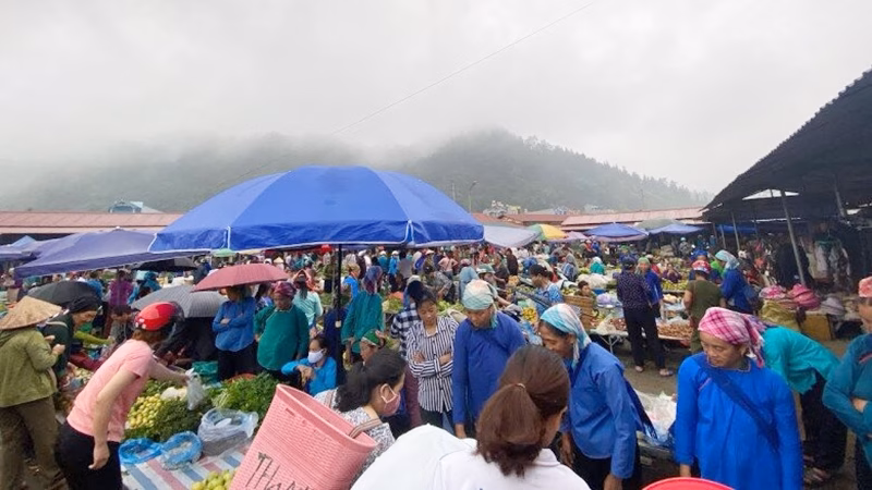 Phiên chợ đông vui có cả du khách tới trải nghiệm