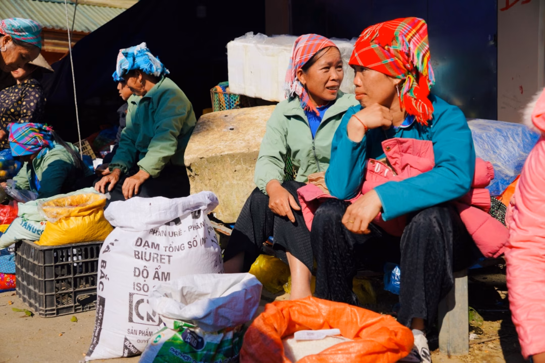 Người bán kẻ mua tấp nập từ sáng tinh mơ