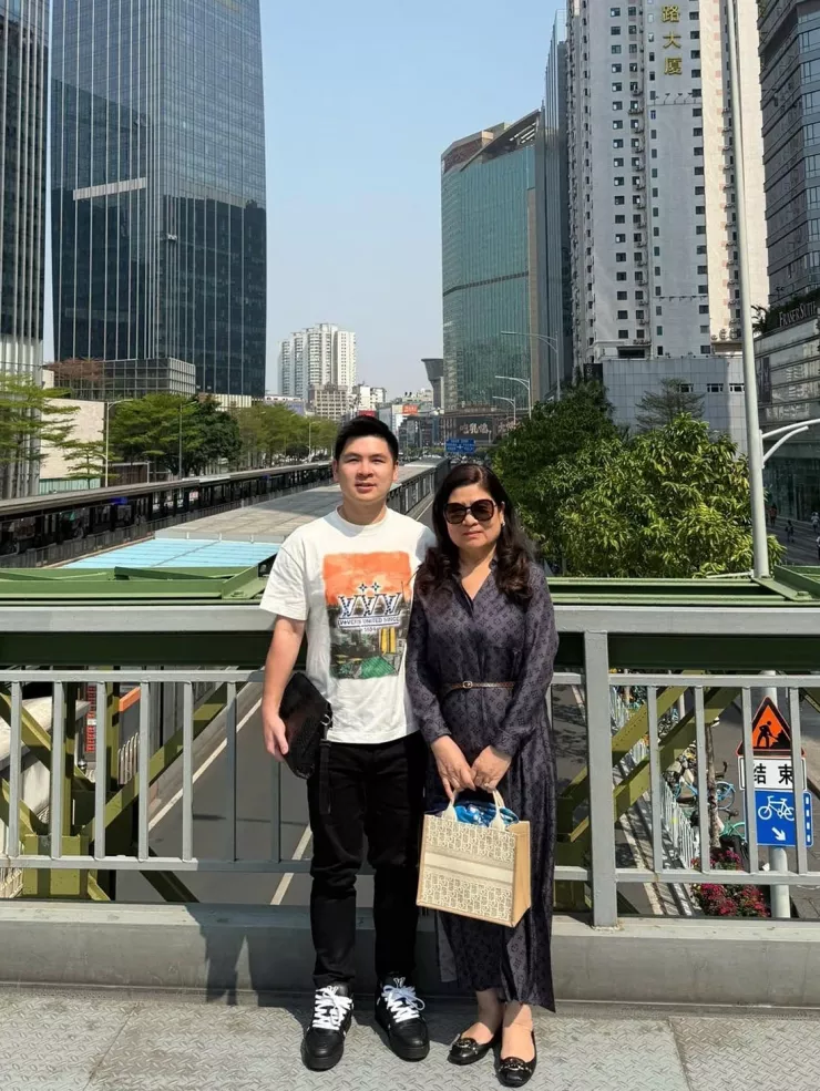 Khoảnh khắc ấm áp của gia đình doanh nhân Đỗ Vinh Quang trong buổi tiệc sinh nhật bà nội, tối 20/4.