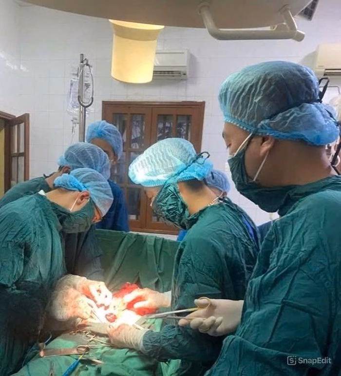 Ca phẫu thuật kịp thời của TTYT quân dân y đặc khu Bạch Long Vĩ đã cứu sống sản phụ chửa ngoài tử cung vỡ. Ảnh: TL
