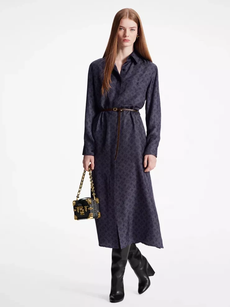 Set đồ Louis Vuitton phong cách tối giản bà Thanh Hòa diện khi du lịch Quảng Châu.