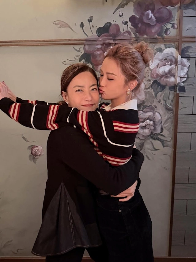 Quản lý Mani Fok là một trong những người đầu tiên chúc phúc cho hạnh phúc của Thái Trác Nghiên. Ảnh: HK01