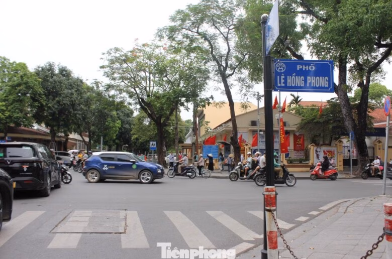 Ô tô trên 16 chỗ bị cấm quay đầu tại nút giao Ngọc Hà - Lê Hồng Phong để tránh ùn tắc. Ảnh: Lộc Liên.