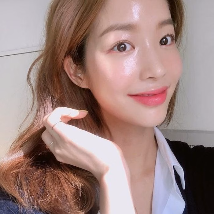 Làn da sạch tế bào chết là tiền đề để kem chống nắng đạt độ thẩm mỹ cao nhất. Ảnh minh họa.