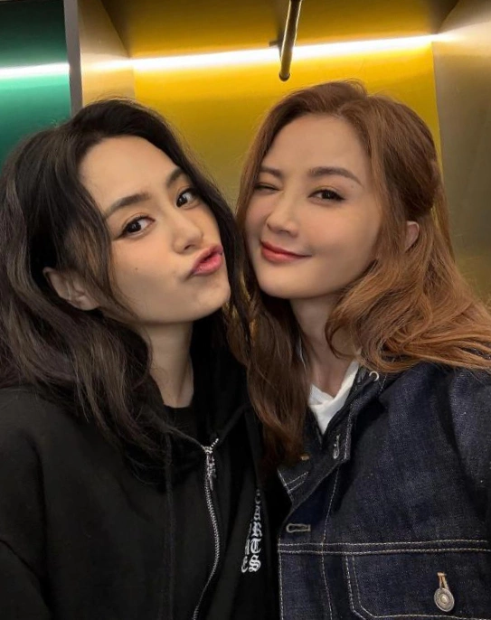 Tình bạn bền chặt suốt 25 năm giữa Thái Trác Nghiên và Chung Hân Đồng là niềm ngưỡng mộ của nhiều người. Ảnh: Weibo