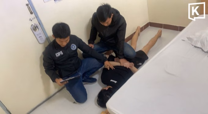 Lực lượng chức năng ập vào bắt giữ nghi phạm khi đối tượng đang lẩn trốn tại một khách sạn ở Chiang Mai. Ảnh: Khaosod