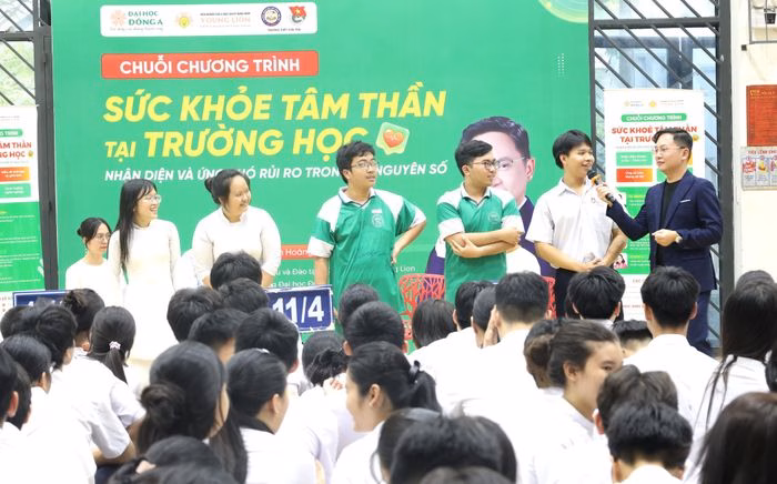 Học sinh THPT Sơn Trà hào hứng tham gia các hoạt động nhận diện và ứng phó rủi ro tâm lý trong kỷ nguyên số. Ảnh: NGỌC HÀ