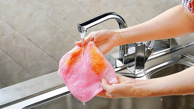 Đậy nắp bồn cầu là cách hiệu quả nhất để ngăn chặn vi khuẩn xâm nhập vào bàn chải và khăn mặt.