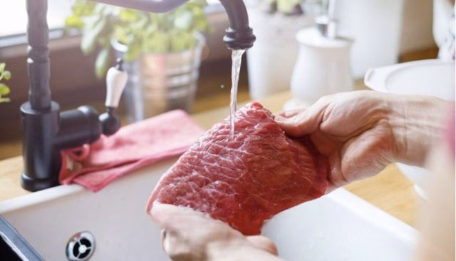 Điện thoại là vật dụng dễ tích tụ vi khuẩn nhất khi mang vào môi trường nhà tắm.