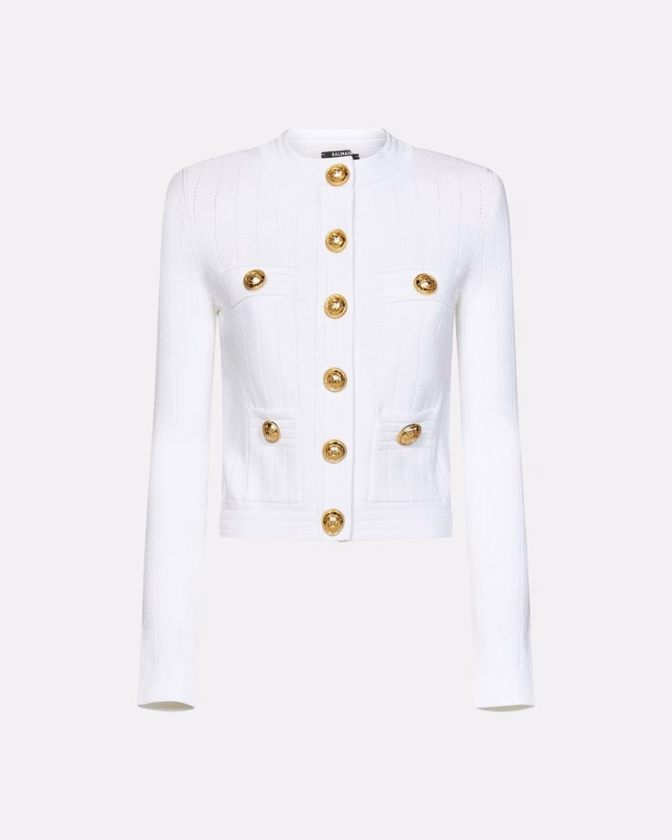 Sự kết hợp giữa áo cardigan và chân váy ngắn giúp nàng hậu khoe trọn lợi thế hình thể