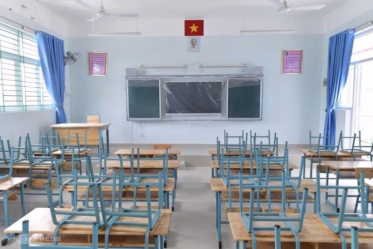 Phòng học được trang bị bàn ghế và thiết bị đạt chuẩn.