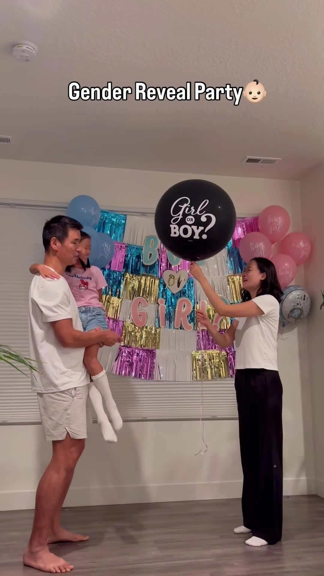 Sự đồng hành của chồng và con gái trong hành trình đón bé thứ hai mang lại niềm vui lớn cho siêu mẫu. Video: Instagram