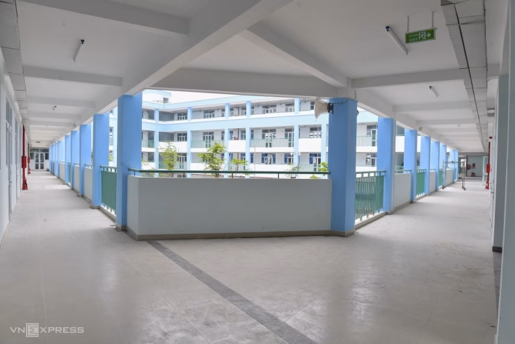 Hệ thống hành lang được thiết kế mở, đón ánh sáng tự nhiên.