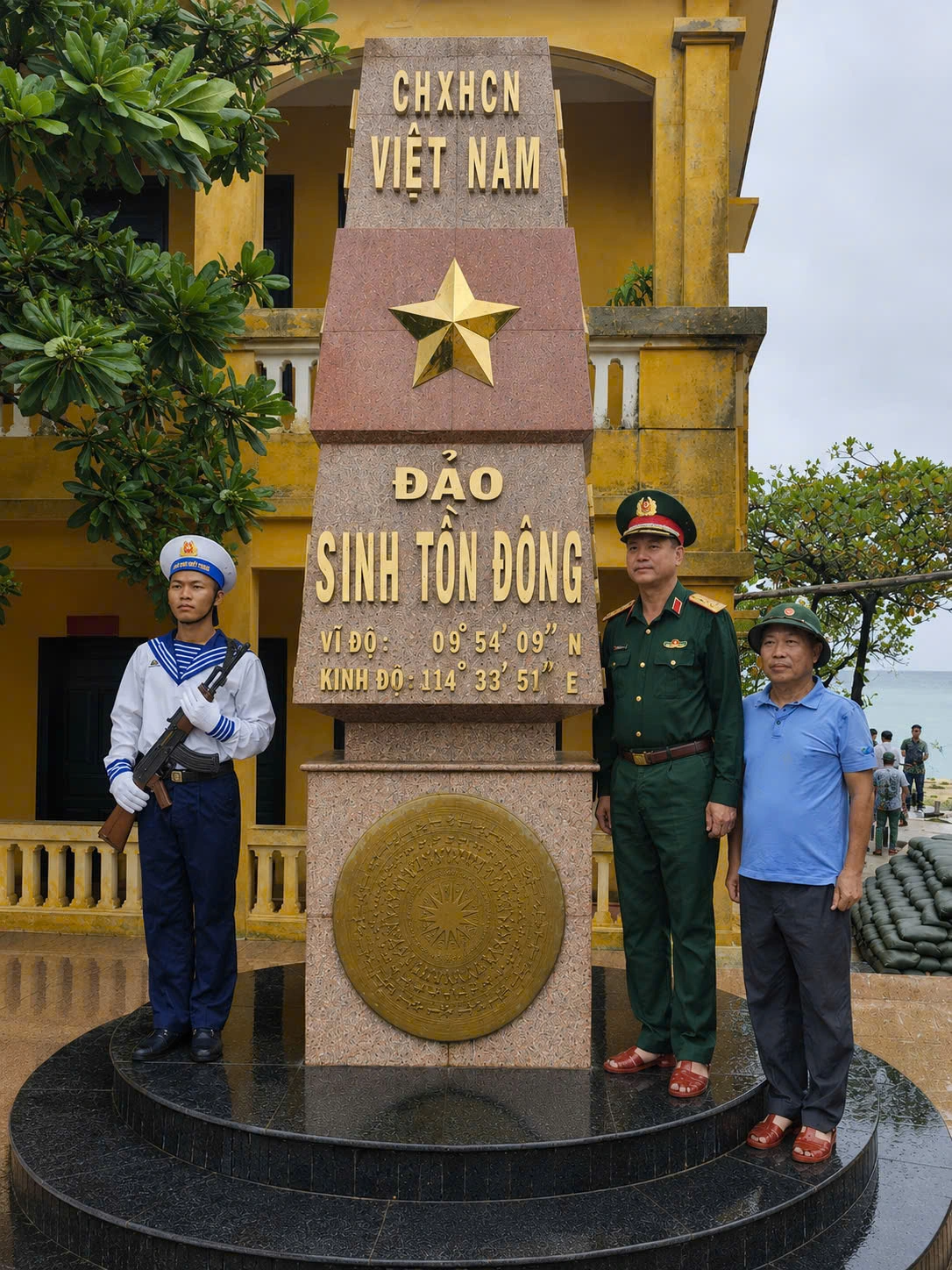 Từ bên phải qua trái ảnh: Nhạc sĩ Lê Tự Minh, Thượng tướng Nguyễn Trường Thắng (Thứ trưởng Bộ Quốc phòng) và người lính tại đảo Sinh Tồn Đông, Trường Sa (Ảnh: Nhân vật cung cấp).