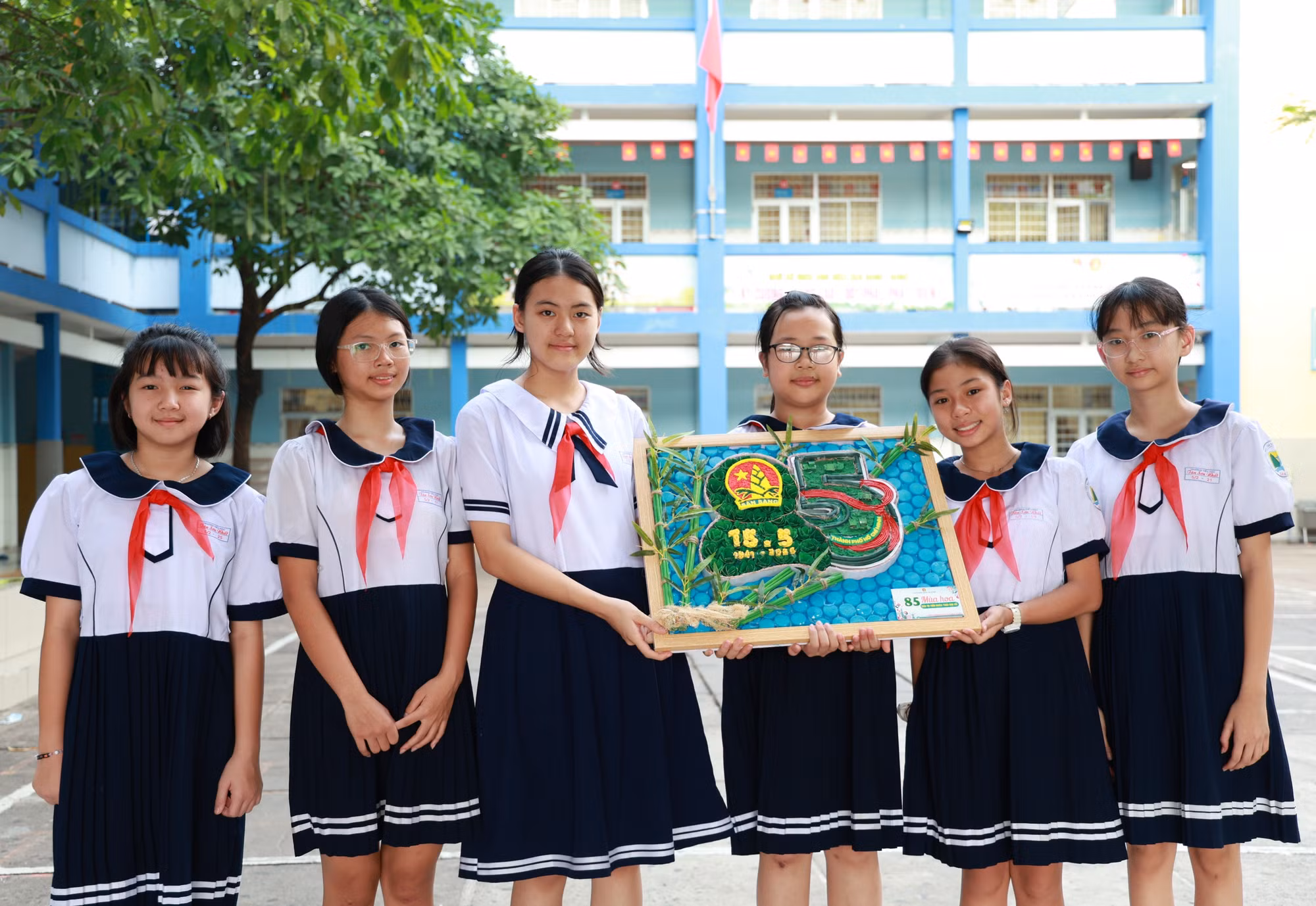 Sự tập trung và tâm huyết của các bạn nhỏ lớp 5 trong từng đường nét của biểu trưng. Ảnh: Ngô Tùng