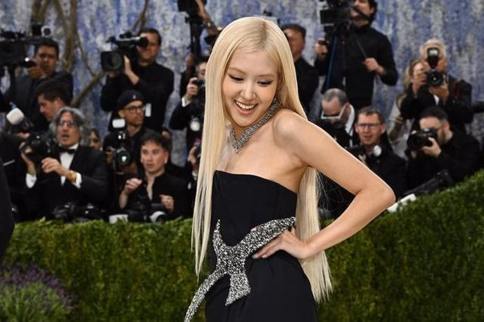 Rosé chọn sắc đen quyền lực với những chi tiết pha lê tinh tế, tôn lên vóc dáng mảnh mai.