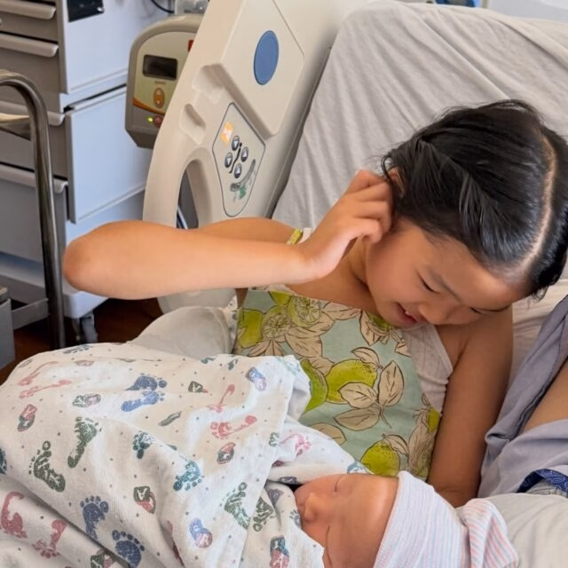 Khoảnh khắc ấm áp khi con gái lớn bế em trai nhỏ - niềm hạnh phúc vô bờ của Hye Park. Ảnh: Instagram