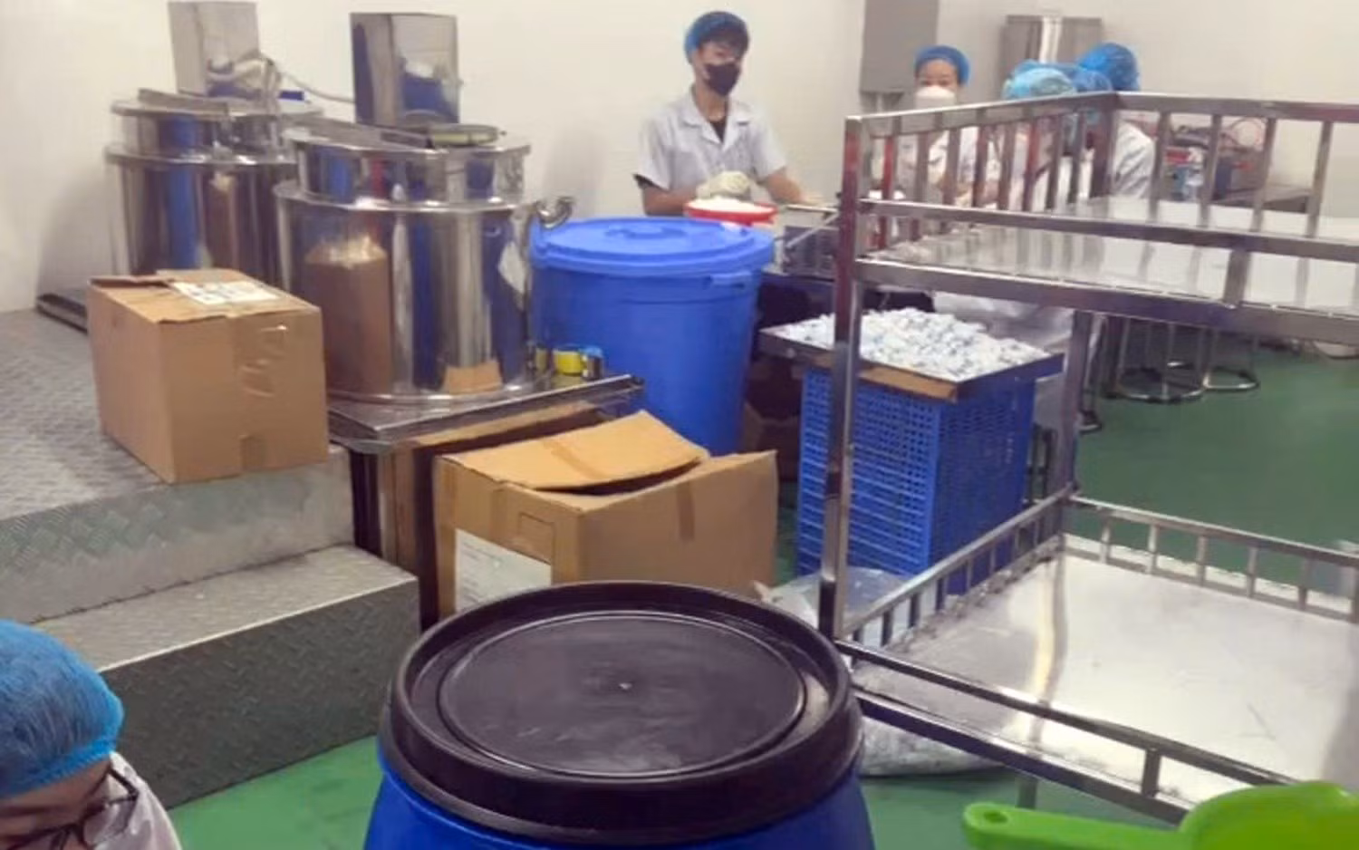 Tang vật là các chai mỹ phẩm giả bị cơ quan công an thu giữ