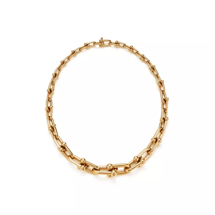 Chiếc vòng cổ vàng 18K là món đồ đắt giá nhất trong set đồ
