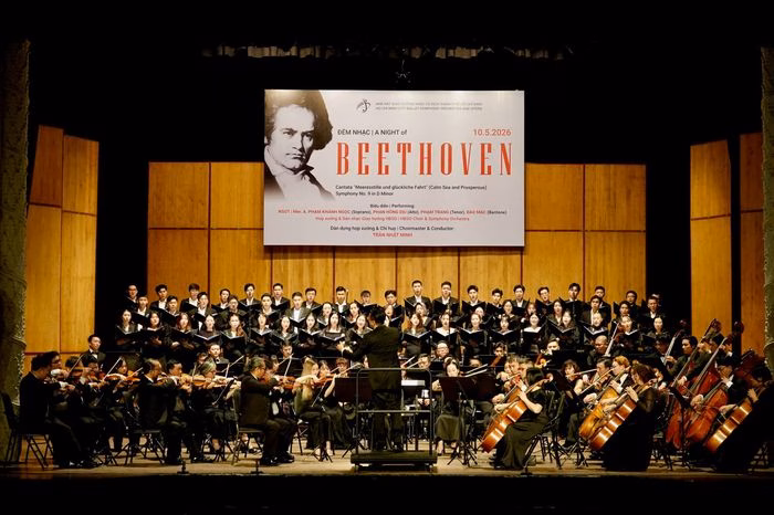 Khán giả đắm chìm trong không gian âm nhạc cổ điển của Beethoven tại Nhà hát Thành phố. Ảnh: THÚY BÌNH