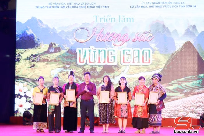 Ban tổ chức trao các giải phụ, khích lệ tinh thần sáng tạo của các đội thi.
