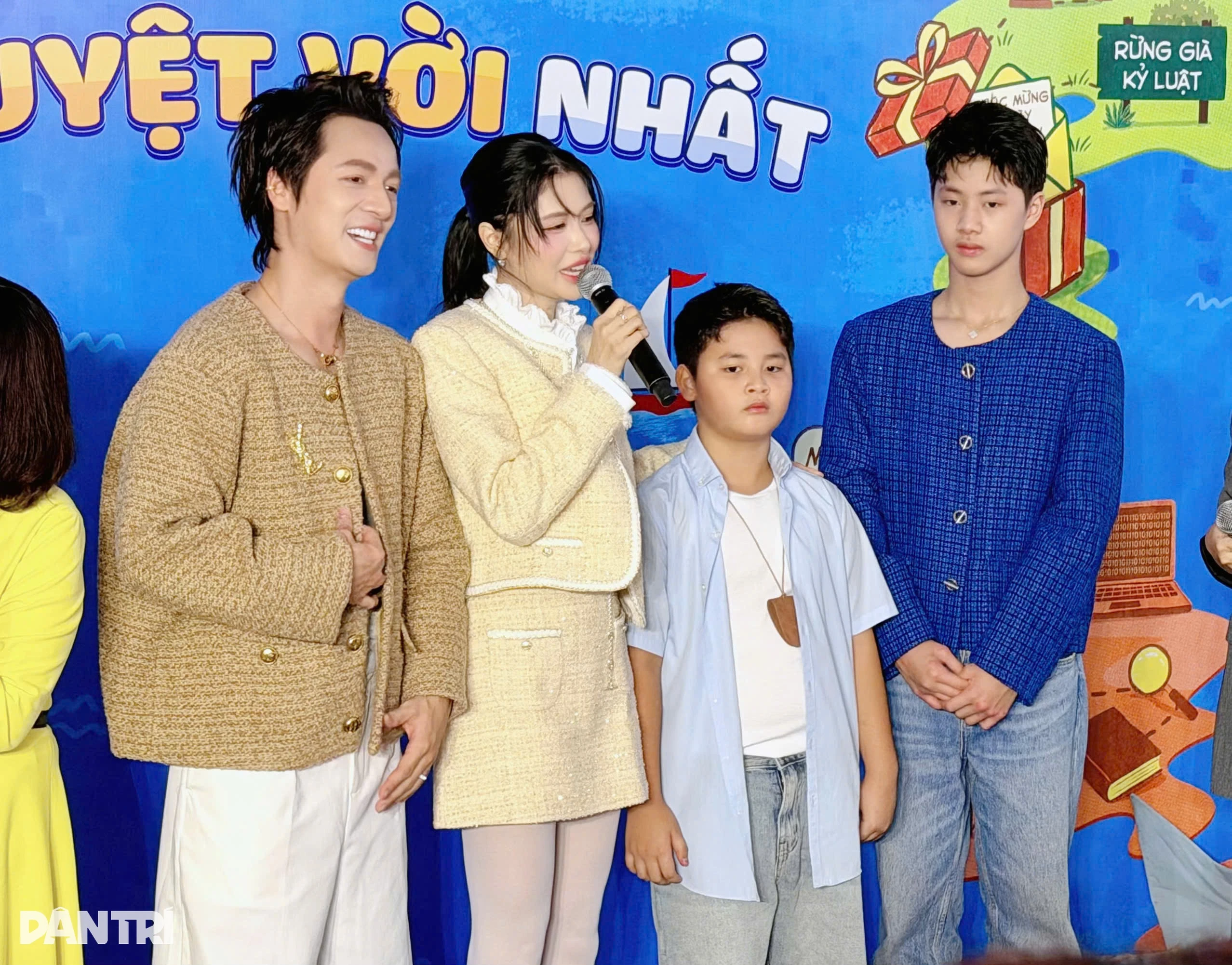 Vợ chồng ca sĩ Đăng Khôi cùng các con và gia đình xuất hiện đầy tình cảm trong buổi giao lưu (Ảnh: Bích Phương).